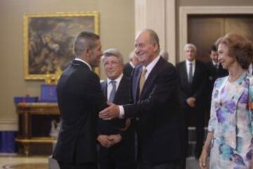 Saludo entre Simeone y el Rey Juan Carlos.