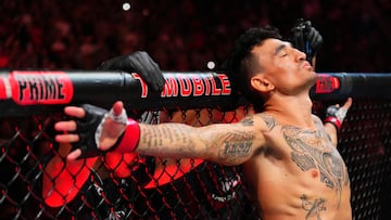 Max Holloway en el oct芍gono antes de su pelea con Arnold Allen en el UFC Kansas City.