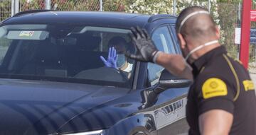 Jordan jugador del Sevilla  llegando en su coche particular para realizarse los test del Covid-19 