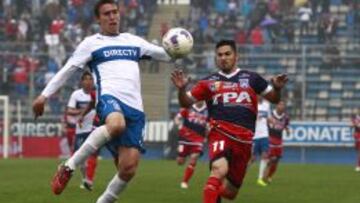 Mat&iacute;as Cahais intenta despejar el bal&oacute;n ante la presi&oacute;n de Kevin Harbottle en San Carlos de Apoquindo.