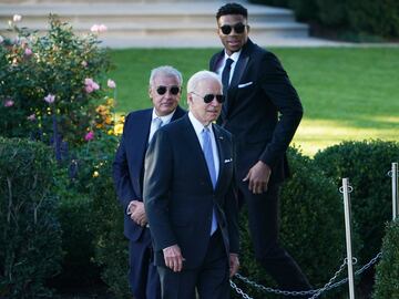 El presidente de Estados Unidos, Joe Biden, El copropietario de Milwaukee Bucks, Marc Lasry, y Giannis Antetokounmpo llegando al evento.
