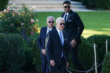 El presidente de Estados Unidos, Joe Biden, El copropietario de Milwaukee Bucks, Marc Lasry, y Giannis Antetokounmpo llegando al evento.