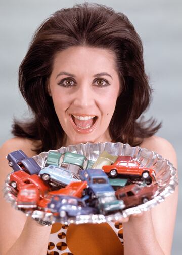 Curiosa imagen de Concha Velasco posando con una bandeja llena de coches de juguetes en un reportaje de 1972.
 