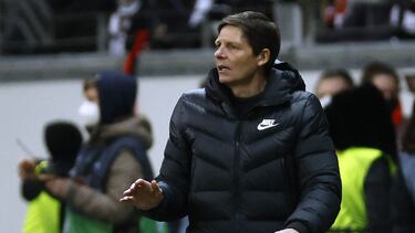 Irregularidad y un puñal en
la izquierda