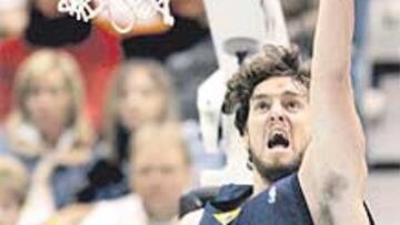 <b>EL 23, A MIRAR. </b>Devin Brown, de Utah, lleva el 23 de Jordan: nada ante Gasol.