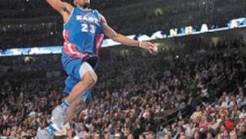 <b>PURO ESPECTÁCULO. </b>LeBron James machacó el aro del Oeste.