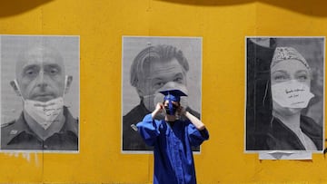 GV,General View Paul Beibor takes photographs of his son, Alex, 18, a 2020 graduate of Dwight High School, on the empty streets and sidewalks of Soho during the COVID-19 pandemic on May 15, 2020 in New York.
Credit Image: Bryan Smith/ZUMA Wire
Pict