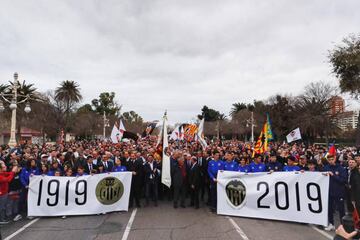 Kempes, con la bandera, y las pancartas.