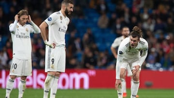 Karim Benzema y Gareth Bale del Real Madrid lamentan el gol del Ajax