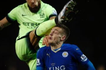 nstante del partido entre el Leicester City y el Manchester City. Otamendi despeja el balón ante Jamie Vardy.
