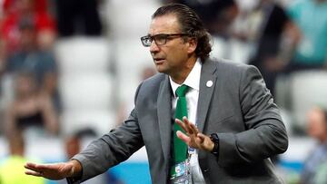 Soccer Football - World Cup - Group A - Saudi Arabia vs Egypt - Volgograd Arena, Volgograd, Russia - June 25, 2018 Saudi Arabia coach Juan Antonio Pizzi gestures during the match REUTERS/Damir Sagolj