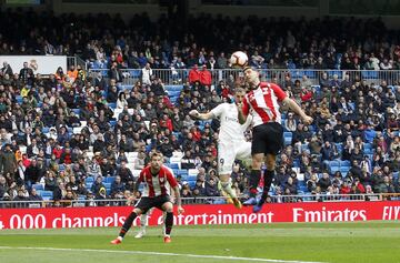 El jugador del Real Madrid Benzema marca de cabeza el 1-0 al Athletic Club. 