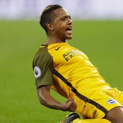 José Izquierdo anota su primer gol en el Brighton