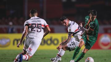 Futbol, Sao Pablo vs Cobresal.
Fase de grupos, Copa Libertadores 2024.
El jugador de Sao Pablo James Rodriguez disputa el balon contra Franco Garcia de Cobresal durante el partido por el grupo B de la Copa Libertadores en el estadio Morumbi, Brasil.
10/04/2024
AGIF/Photosport
Football, Sao Pablo vs Cobresal.
Group stage, Copa Libertadores 2024.
Sao Pablo's player James Rodriguez vies the ball against Franco Garcia of Cobresal during the Copa Libertadores match for group B at the Morumbi stadium in, Brazil.
10/04/2024
AGIF/Photosport