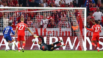 MUNICH (Germany), 17/09/2025.- Michael Olise of Munich (R) in action against goalkeeper Robert Sanchez of Chelsea (C) during the UEFA Champions League league phase match between Bayern Munich and Chelsea in Munich, Germany, 17 September 2025. (Liga de Campeones, Alemania) EFE/EPA/ANNA SZILAGYI