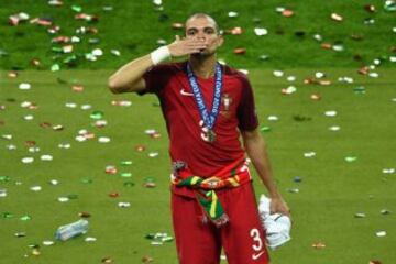 La central de la selección campeona de Europa tiene líder y es Képler Laverán Lima Ferreira, mejor conocido como Pepe. El nacido en Brasil pero internacional con Portugal, lleva 10 años de defender los colores lusitanos. Logró en el 2016 la Euro con su país y con el Real Madrid ya ostenta dos Champions League y dos ligas de España.