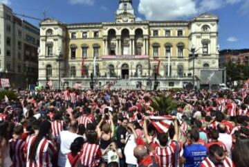Seguidores del Athletic abarrotan la explanada del Ayuntamiento de Bilbao.