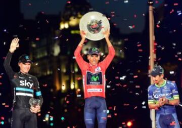 En el podio, Nairo Quintana felicitó a Chris Froome y a Esteban Chaves.