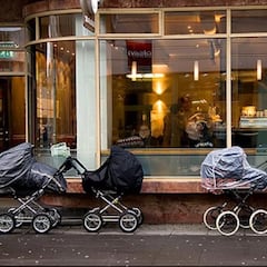 Entran a un bar con un carrito de bebé y el recargo en la cuenta desata la crítica en redes sociales: “Seguro que es denunciable”