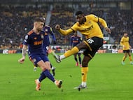 Soccer Football - Premier League - Wolverhampton Wanderers v Newcastle United - Molineux Stadium, Wolverhampton, Britain - January 18, 2026 Wolverhampton Wanderers' Yerson Mosquera in action with Newcastle United's Kieran Trippier REUTERS/Chris Radburn EDITORIAL USE ONLY. NO USE WITH UNAUTHORIZED AUDIO, VIDEO, DATA, FIXTURE LISTS, CLUB/LEAGUE LOGOS OR 'LIVE' SERVICES. ONLINE IN-MATCH USE LIMITED TO 120 IMAGES, NO VIDEO EMULATION. NO USE IN BETTING, GAMES OR SINGLE CLUB/LEAGUE/PLAYER PUBLICATIONS. PLEASE CONTACT YOUR ACCOUNT REPRESENTATIVE FOR FURTHER DETAILS..