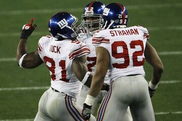 En el Super Bowl XLII permitieron 274 yardas totales y lograron cinco sacks y balón fumble recuperado.