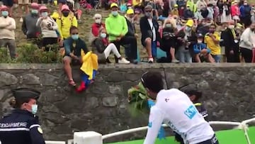 Egan Bernal regala su ramo del mejor joven a un colombiano