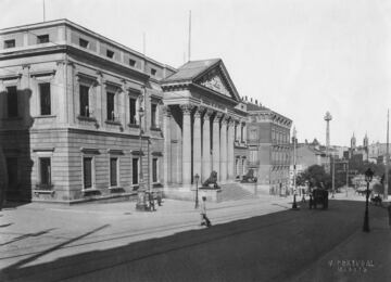 También conocido como Palacio del Congreso de los Diputados en la actualidad es el edificio que alberga el Congreso de los Diputados, una de las dos Cámaras de las Cortes Generales. Fue construido sobre el antiguo convento del Espíritu Santo entre 1834 y 1841. La obra fue culminada en 1850 por el arquitecto Narciso Pascual y Colomer. Los emblemáticos leones que flanquean la entrada son obra del mismo escultor y fueron fundidos con el hierro de los cañones capturados durante la guerra de África.