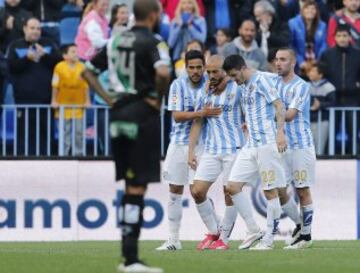 El delantero del Málaga Nordin Amrabat, celebra con sus compañeros su gol, segundo del equipo ante el Córdoba