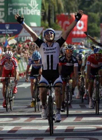 El ciclista alemán del equipo Giant, John Degenkolb (i), celebra su victoria en la cuarta etapa de La Vuelta Ciclista a España 2014 en su 69 edición, que ha comenzado en Mairena del Alcor (Sevilla) y terminado en Córdoba, con una distancia de 164,7 kilómetros. 