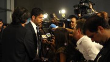 Diego Costa responde a las preguntas de los periodistas.