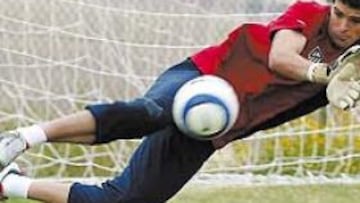 <b>PREPARADO.</b> Iván ve que la portería rojiblanca está cubierta.