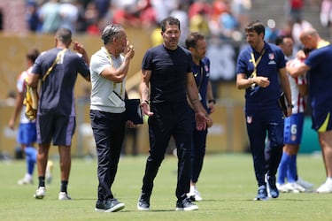 Nelson Vivas y Diego Pablo Simeone conversan tras finalizar el encuentro.