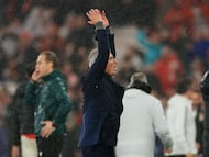 Benfica's Portuguese coach Jose Mourinho celebrates after winning the UEFA Champions League league phase day 8 football match between SL Benfica and Real Madrid CF at Estadio da Luz in Lisbon on January 28, 2026. (Photo by PATRICIA DE MELO MOREIRA / AFP)