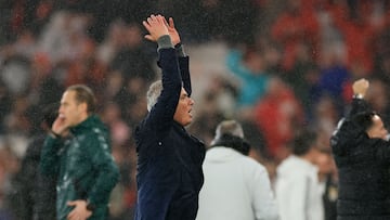Benfica's Portuguese coach Jose Mourinho celebrates after winning the UEFA Champions League league phase day 8 football match between SL Benfica and Real Madrid CF at Estadio da Luz in Lisbon on January 28, 2026. (Photo by PATRICIA DE MELO MOREIRA / AFP)