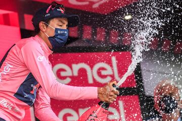 Egan Bernal celebrando en el podio. 