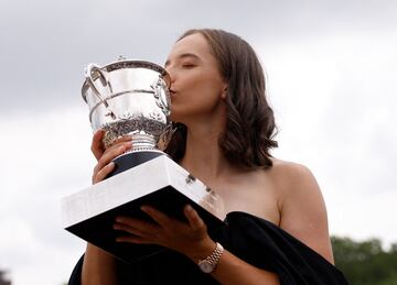 La de 22 años nacida en Varsovia y número uno del mundo ganó ante la checa Karolína Muchová su cuarto trofeo de Grand Slam, tercero en París. Hoy ya ha posado con el ansiado trofeo delante de la Torre Eiffel.