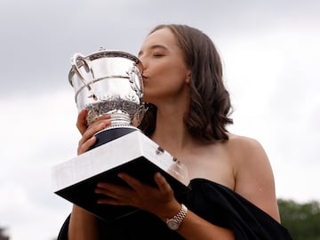 La de 22 años nacida en Varsovia y número uno del mundo ganó ante la checa Karolína Muchová su cuarto trofeo de Grand Slam, tercero en París. Hoy ya ha posado con el ansiado trofeo delante de la Torre Eiffel.