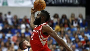James Harden, ante Dallas Mavericks.