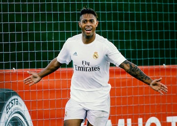 La brillante temporada (2017-18) que el premianense realiz¨® en el Lyon (21 goles) suscit¨® el inter¨¦s de muchos clubes de Europa. Cuando se encaminaba hacia el Sevilla, el Madrid activ¨® una cl¨¢usula de tanteo para repescarle. Sus cinco temporadas han estado muy lejos del gran nivel que exhibi¨® en la Ligue 1 y ha agotado su contrato despu¨¦s de que en pasados veranos el Madrid le abriese la puerta infructuosamente. En esta segunda etapa s¨®lo ha disputado 1.924 minutos (8 goles). Lleg¨® al Madrid en 2011 y estuvo seis temporadas en las que pas¨® por el Juvenil A, el Madrid C y el Castilla.
