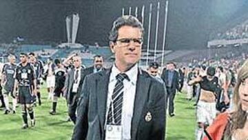 <b>SIENTE QUE YA NADIE LE APOYA</b>. En el viaje a Israel a Capello se le vio muy solo. Antes de comenzar el partido, sólo cruzó varias palabras con Baldini, a pesar de que Mijatovic, Calderón y el resto de directivos estaban a dos pasos de él. El técnico decidió quedarse en un segundo plano e incluso respondió con evasivas al preguntarle por su futuro.