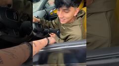 Kevin Álvarez firma brazo de fanática y esta se lo tatúa