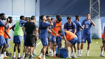 El M¨¢laga durante uno de sus entrenamientos.
