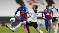 Soccer Football - Premier League - Fulham v Crystal Palace - Craven Cottage, London, Britain - October 24, 2020 Crystal Palace&#039;s Wilfried Zaha in action with Fulham&#039;s Tim Ream Pool via REUTERS/Frank Augstein EDITORIAL USE ONLY. No use with unaut