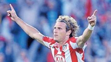 Forlán celebra un gol.