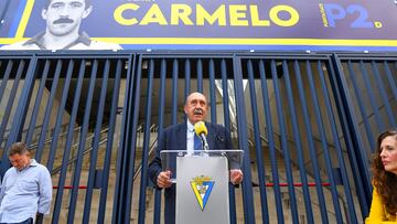 Carmelo Navarro en el acto de inauguración de su puerta en el acceso de Fondo Norte del estadio Nuevo Mirandilla.