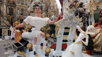 El ninot del jugador del Real Madrid Cristiano Ronaldo durante los últimos retoques de las fallas de Valencia 2018