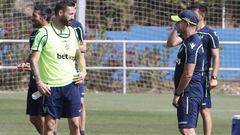 Paco L&oacute;pez charl&oacute; con Jos&eacute; Luis Morales durante el entrenamiento de hoy.