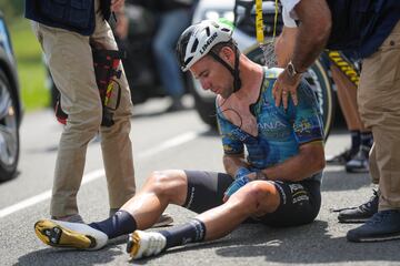 El ciclista nacido en la Isla de Man ha abandonado el Tour de Francia tras romperse la clavícula en una durísima caída durante la octava etapa. A 63 km de meta, y cuando iba a 44,9 km/h, el británico se fue al suelo y tuvo que abandonar.