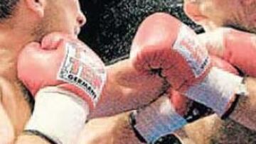 <b>AL MENTÓN. </b>Chagaev conecta su puño izquierdo en el mentón de Valuev, que no pudo con el uzbeko.