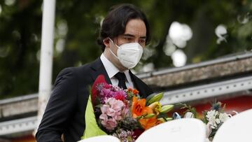 Presa, depositando flores por los fallecidos por COVID en el estadio.